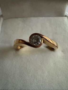 Vintage gold tone solitaire ring made by British retailer Marks&Spencer